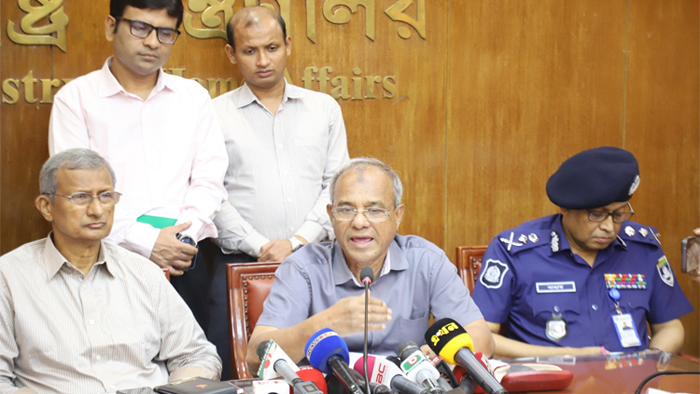 দুর্গাপূজায় কোথাও কোনো শঙ্কা নেই: স্বরাষ্ট্র উপদেষ্টা